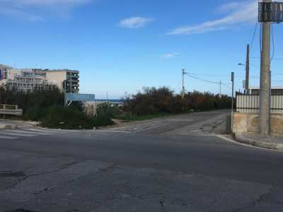 ...giriamo a destra per la stretta via Cipparoli, stradina che prende il nome proprio dal fondatore della chiesa